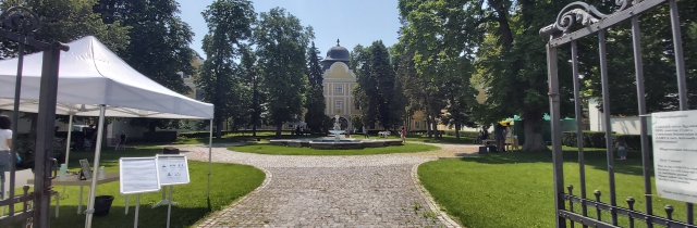Nyitva tartás